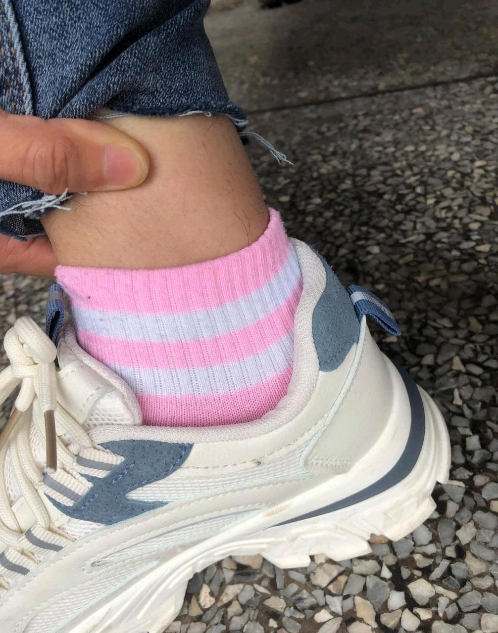 女生腿上留这么长的毛正常吗?[抠鼻]