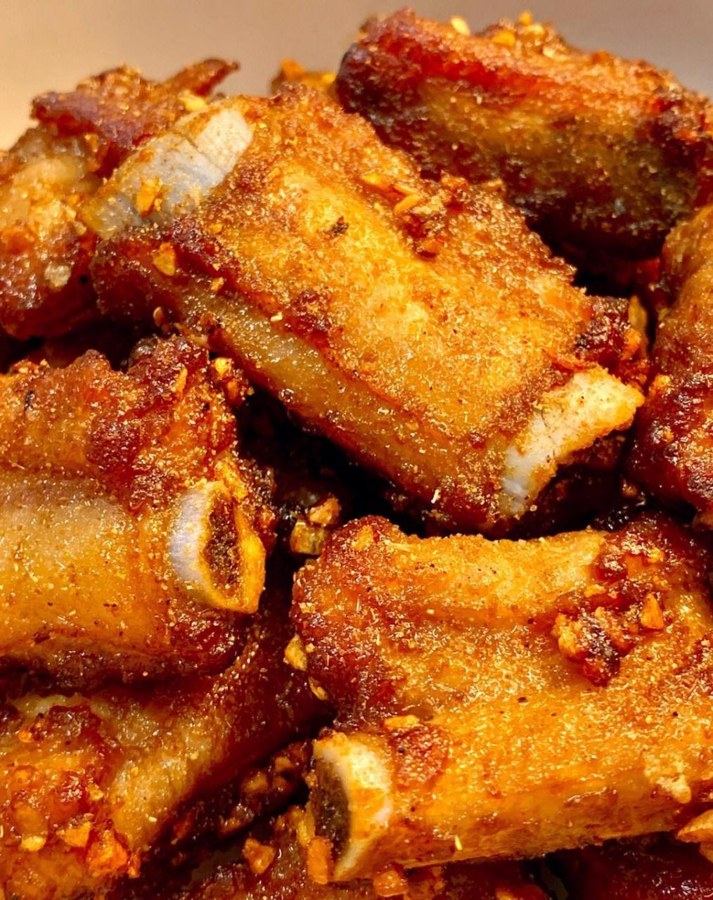 【椒盐蒜香排骨】 94所需食材:一斤排骨,半颗蒜末,椒盐粉.