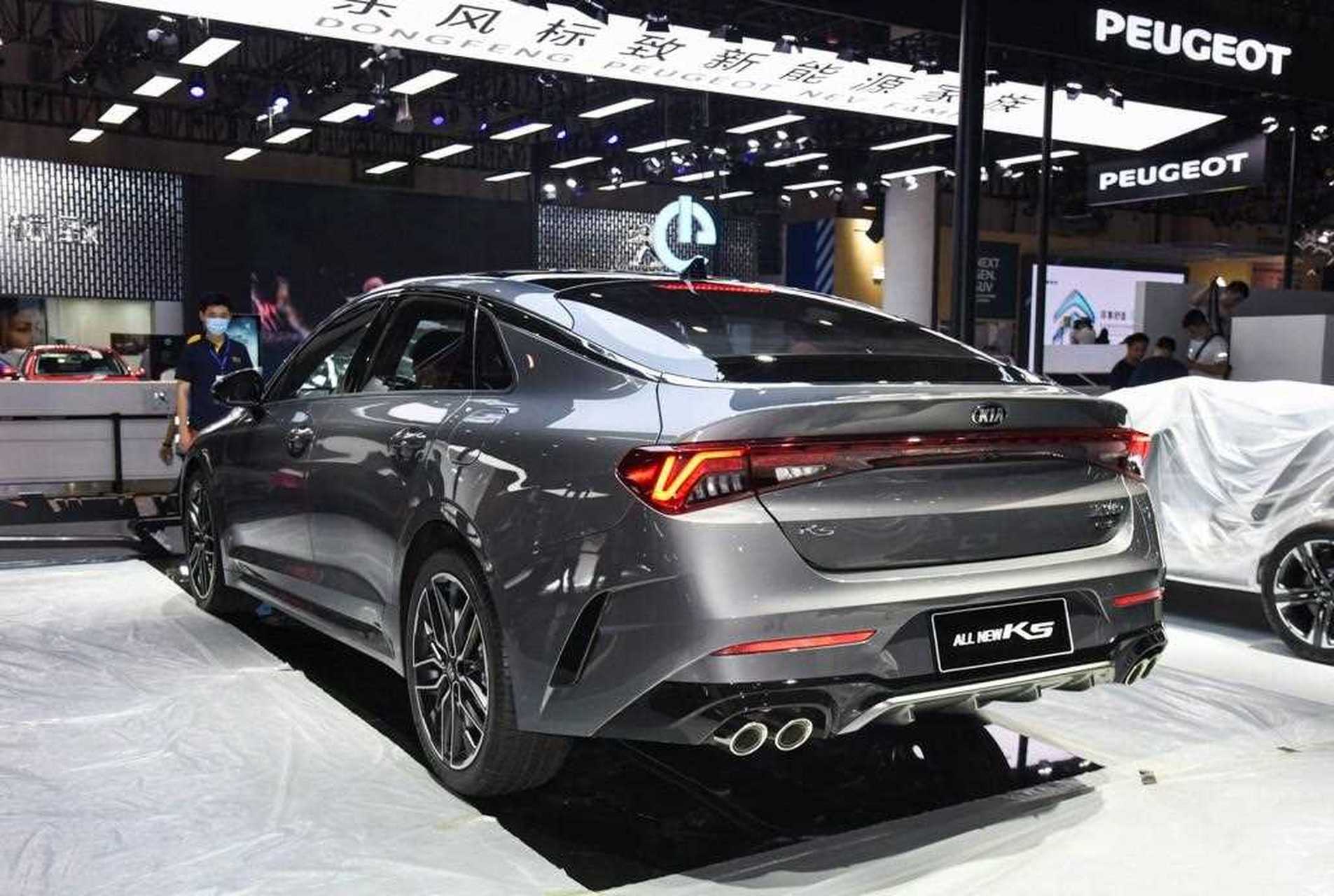 新车外观设计上更加酷炫运动,内饰也经过了重新设计,更具科技感也更