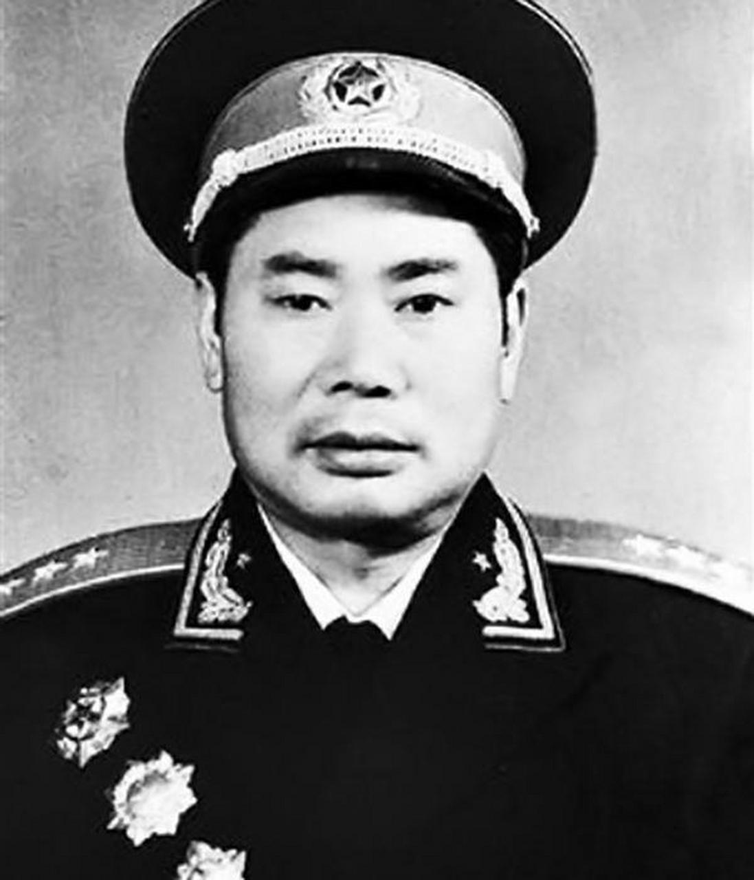 侯礼祥坐在小车里,进入了济南军区的司令部大院