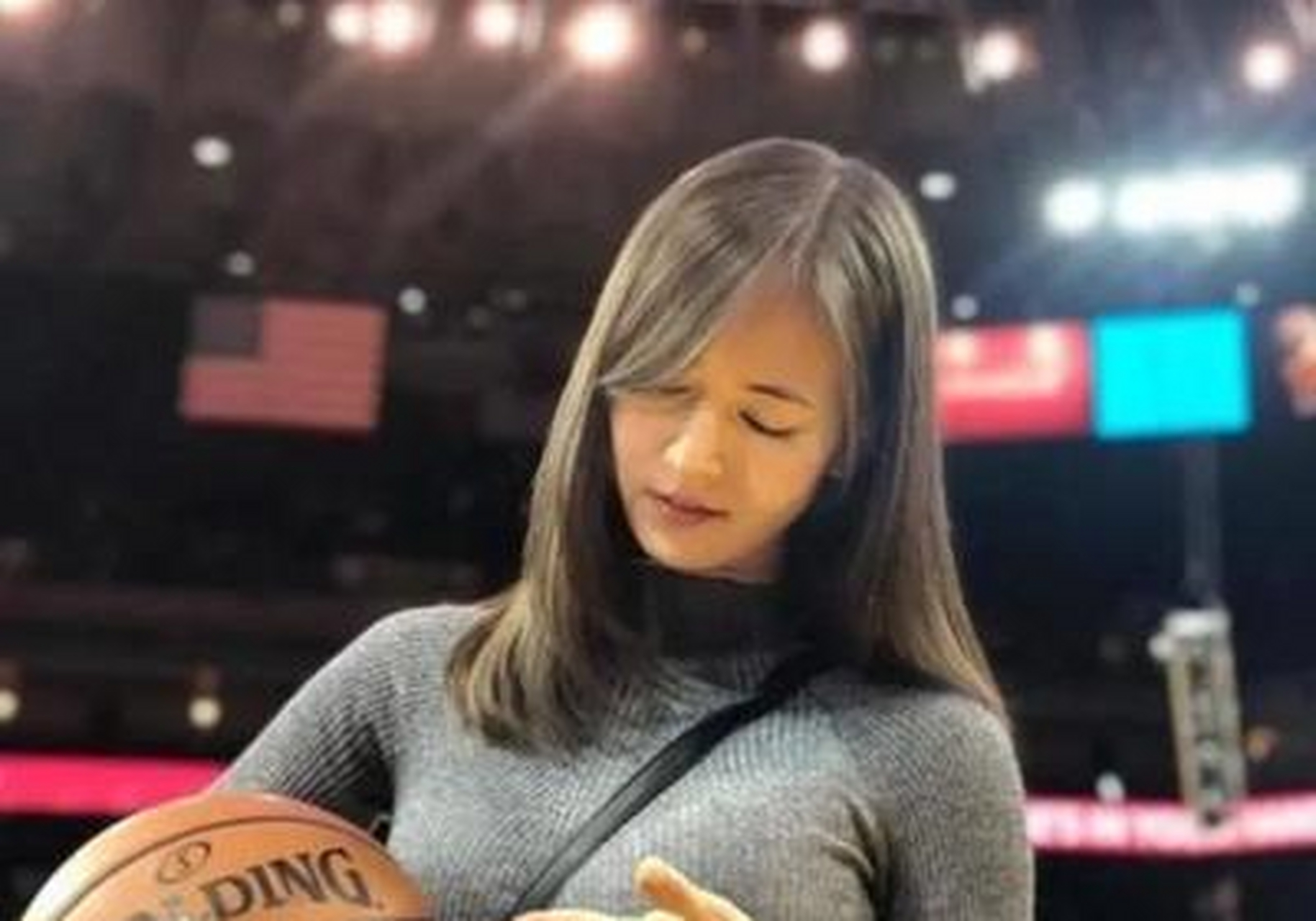 nba女记者,身材意外成赛场焦点[双手鼓掌]