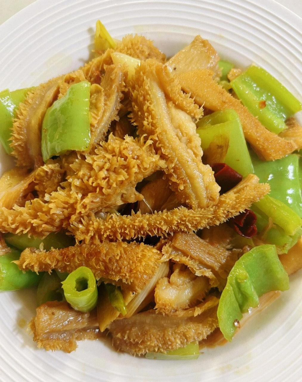 食材:牛肚,青椒,葱姜,花椒八角干辣椒 调料:盐,生抽,鸡精,料酒 做法