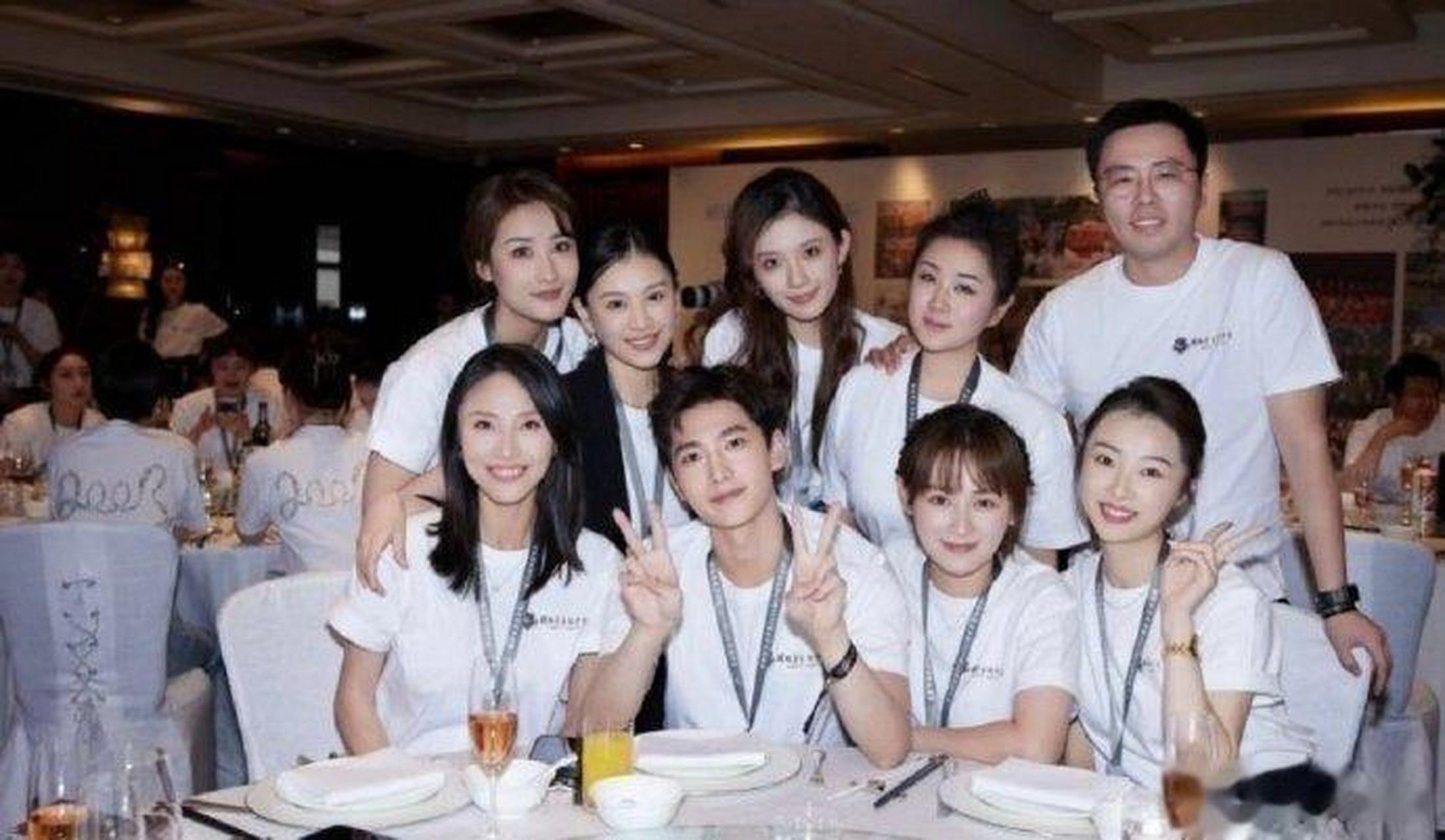 杨洋同学聚会合照