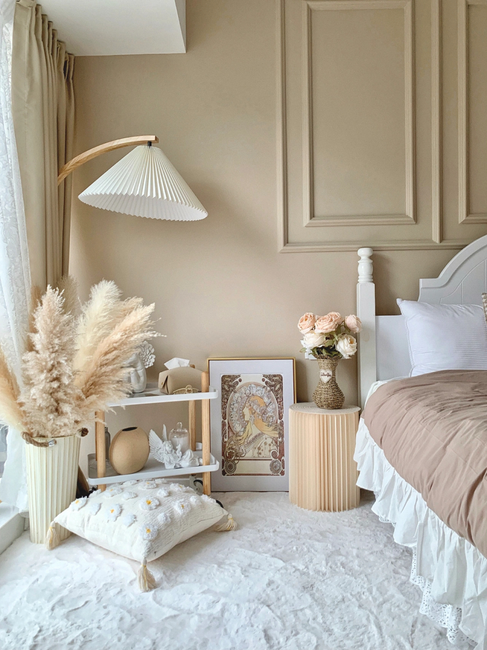 又被5000  穷装的轻法式次卧美到了 次卧11.6平左右,长宽大概4.4x3.