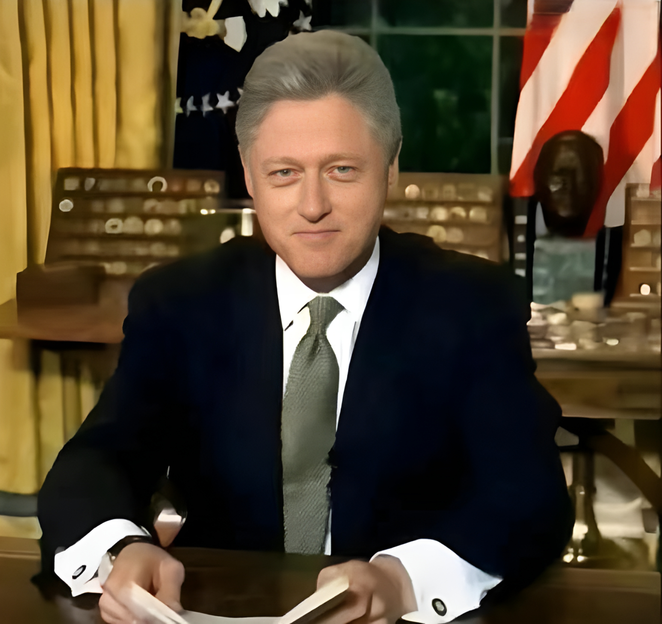 照片中,克林顿看似孤身一人,但实际上有两人!