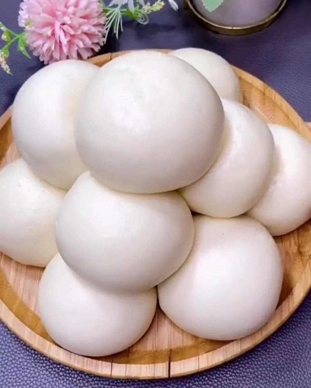 今天用汤圆蒸了一锅大馒头,蓬松宣软,内里还有汤圆的香甜