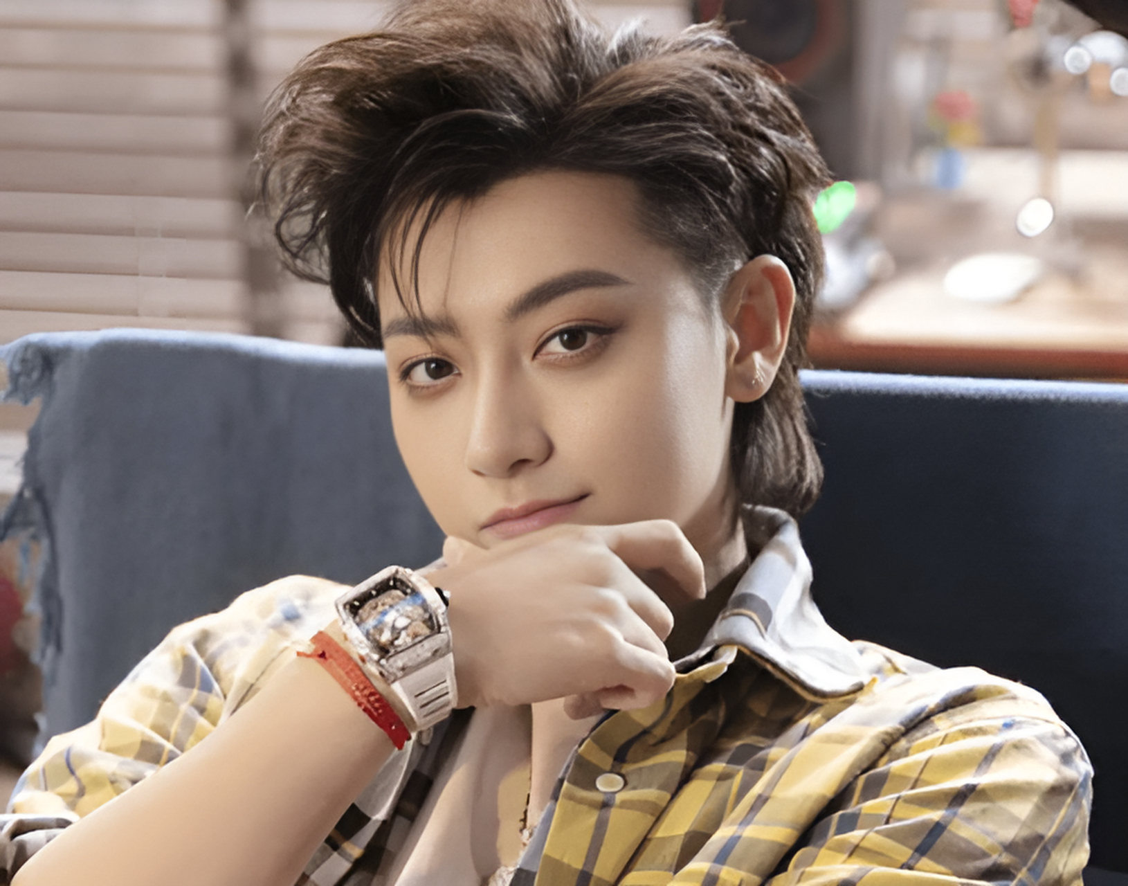 黄子韬说他感染新冠病毒的第一天非常不舒服,疼痛难忍,连眼睛都睁不开