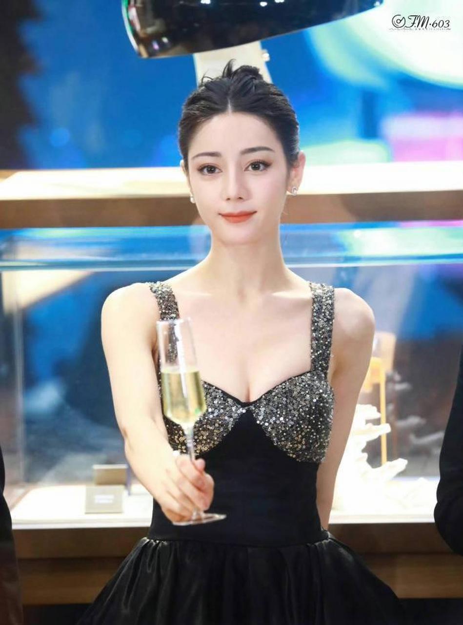 迪丽热巴活动饭拍图曝光!黑色蛋糕裙搭配盘发超美 #娱乐最前沿