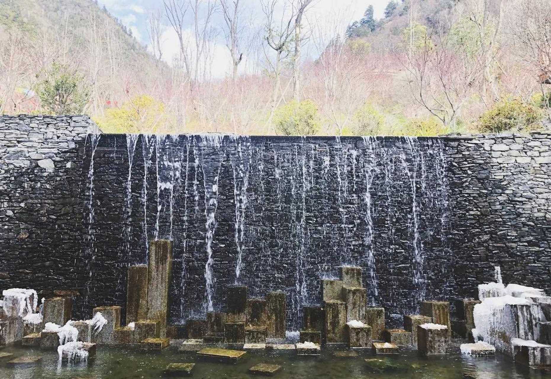 四川理县古尔沟神峰温泉[笑哭] 古尔沟神峰温泉距离成都约230公里,距