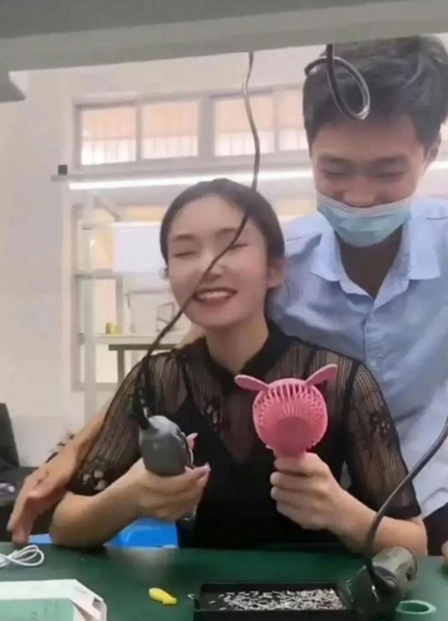 组长太热情了,手把手教新员工