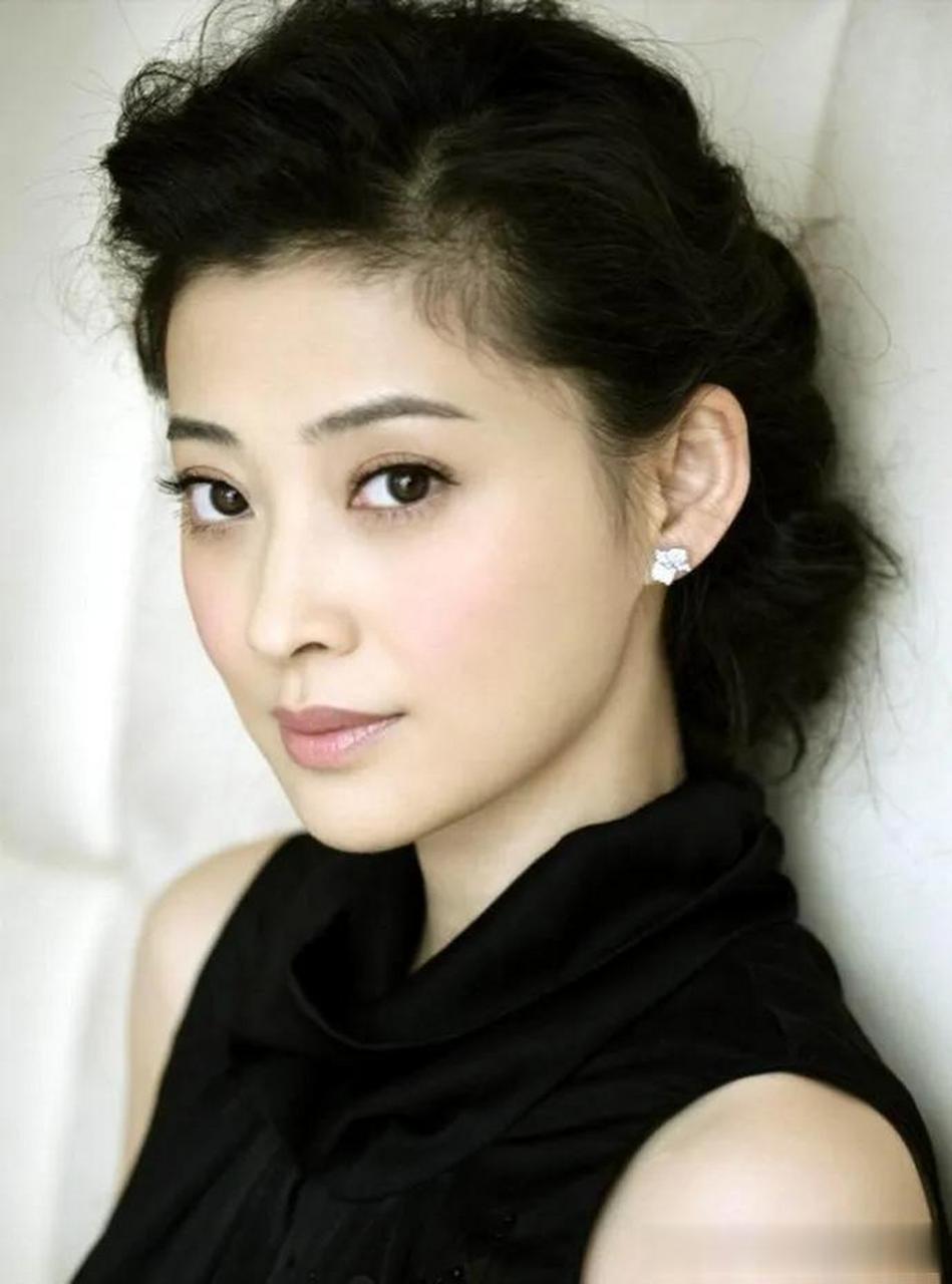 老得太快了!1975年的梅婷变化很大,才48岁.不应该这么老.