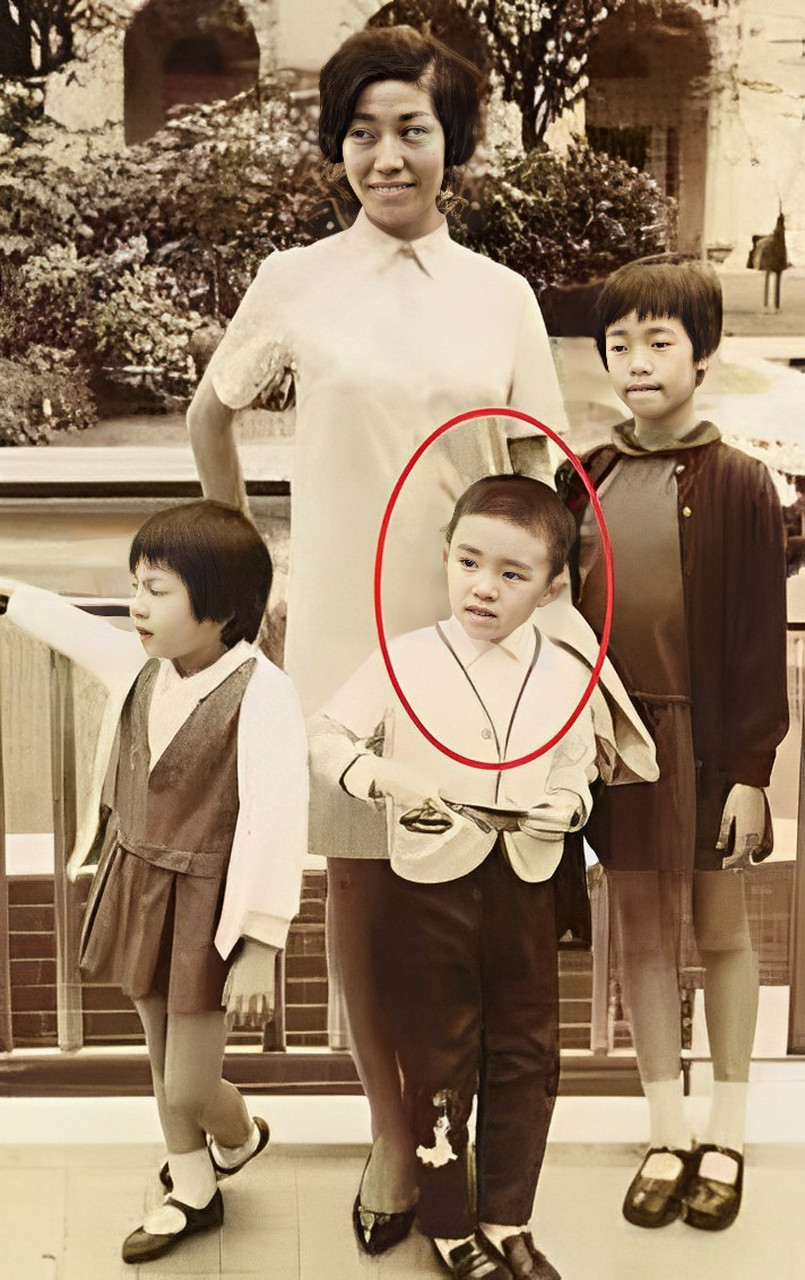 1960年代,周星驰和妈妈凌宝儿的合影.