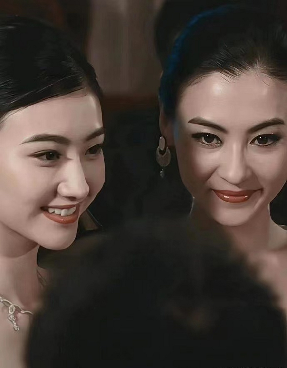 张柏芝与景甜昔日同框图,景甜的皮肤真的好白