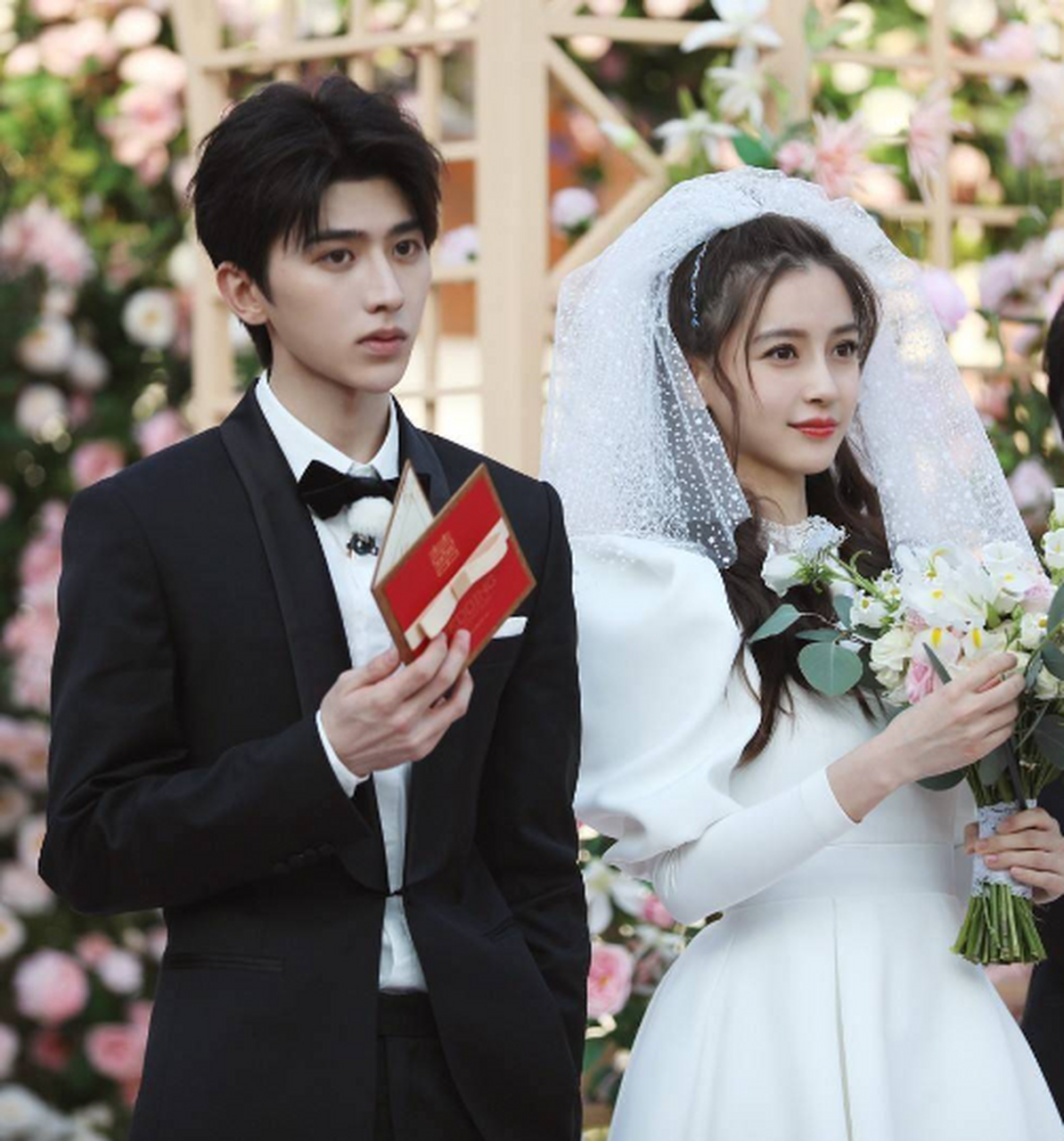 在东南亚,杨颖和蔡徐坤最近似乎抱团取暖了.