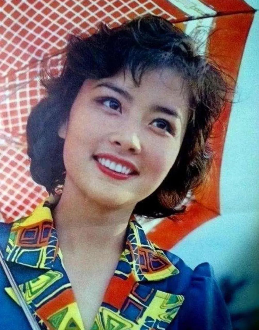 80年代的一个美女影星,曾是美人挂历上的常客,当年与刘晓庆,潘虹齐名