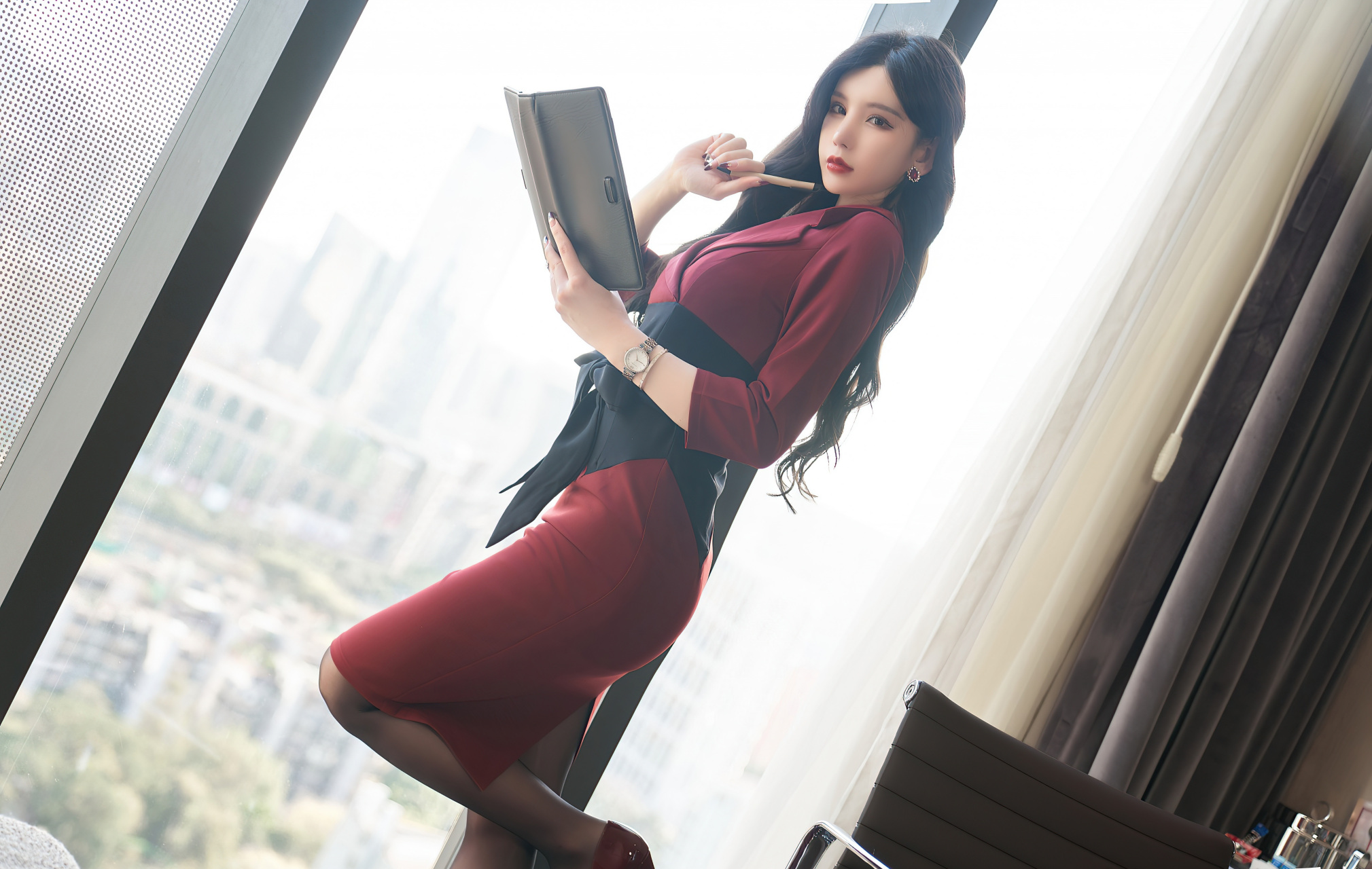 性感红色服饰搭配诱人黑丝,一双明眸勾魂慑魄,身材绝美妩媚含情#美女