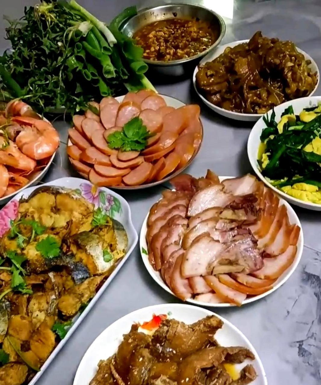 今天我准备了饭菜,欢迎老战友来家里聚会,我们要好好喝一杯.