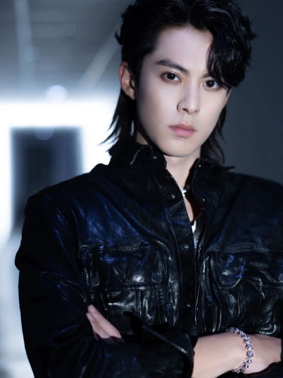 狼尾皮衣这个男人又帅出新高度|||谁能拒绝一个狼尾皮衣的大帅哥呢