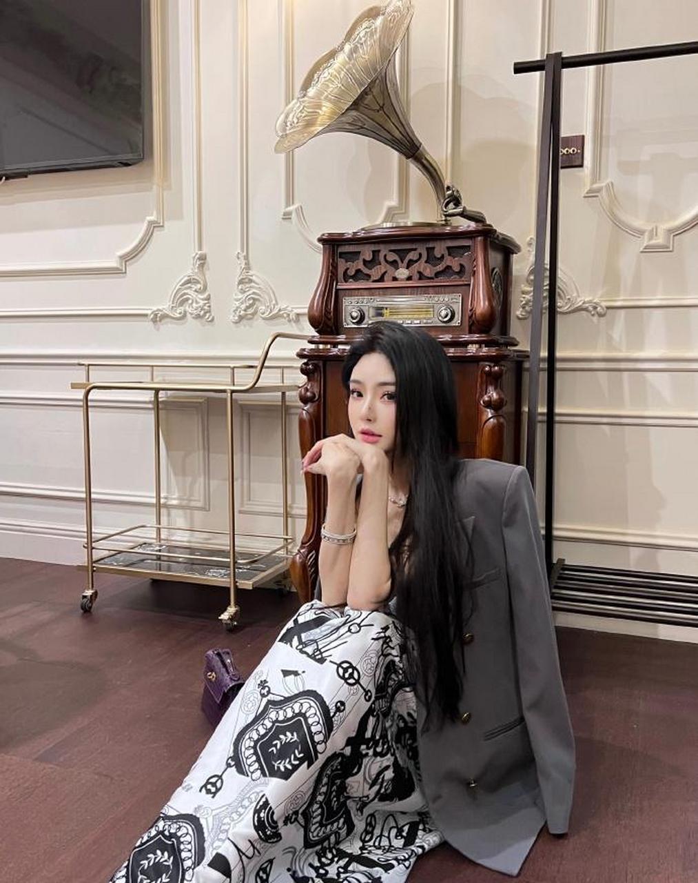 网红美女大萱迷人美照欣赏,这衣服好美