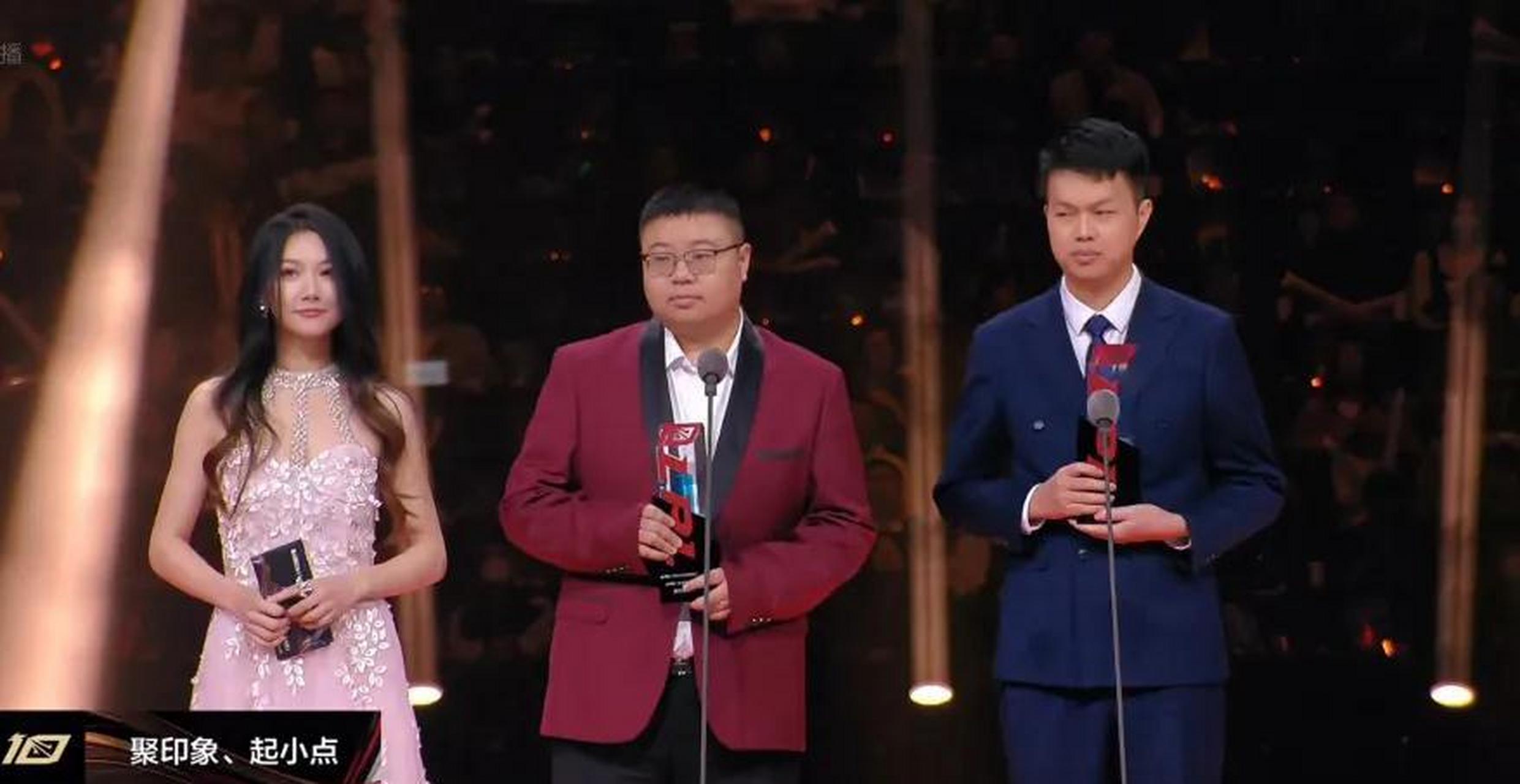 只说重点: lpl远古解说小苍给嘉宾颁奖!