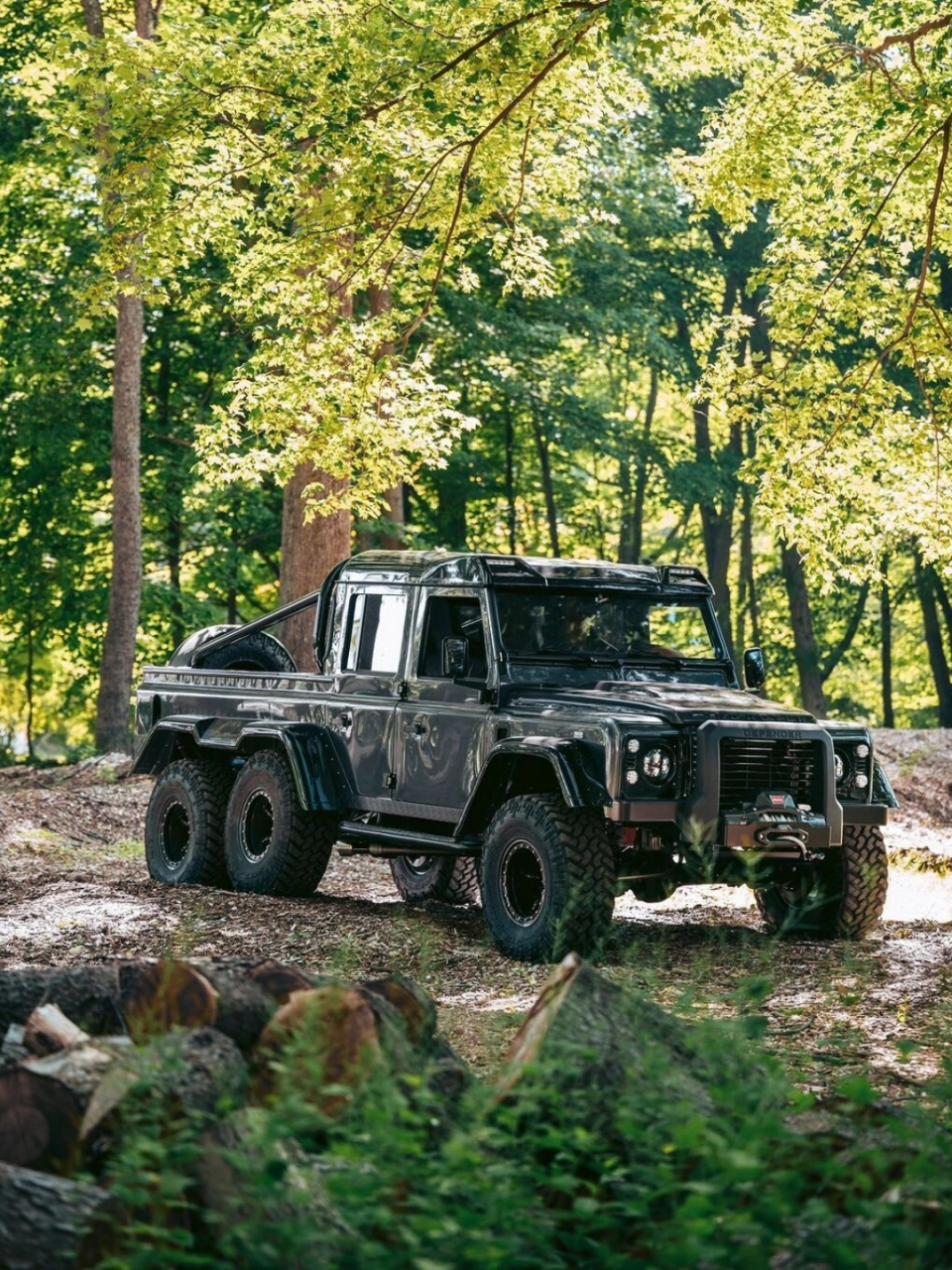 认识一辆suv|路虎卫士100 6x6  这是一款独具特色的六轮驱动suv,以其