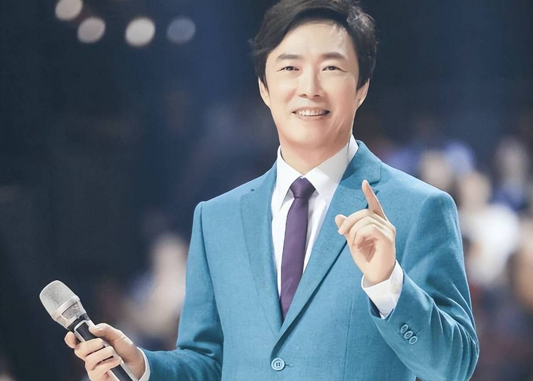 说他的私生子也现身医院时刻守着费玉清.