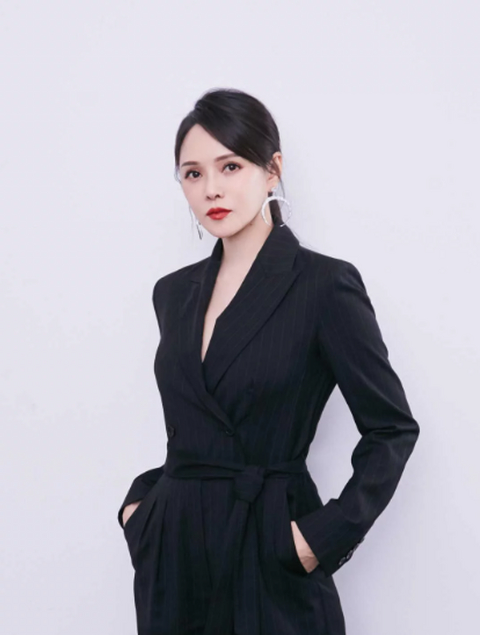 伊能静真厉害,穿连体西装裤配低马尾高级精致,像25岁