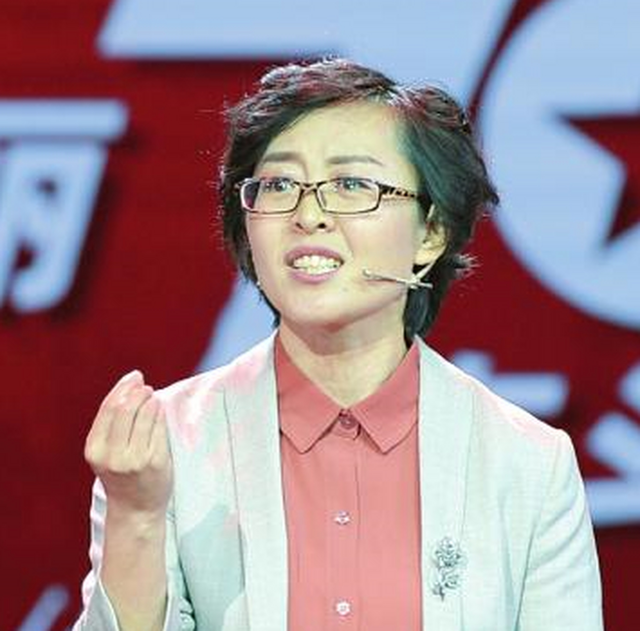"网红教师"赵旭本是太原一名高中语文老师,默默从教15年,但月薪只有