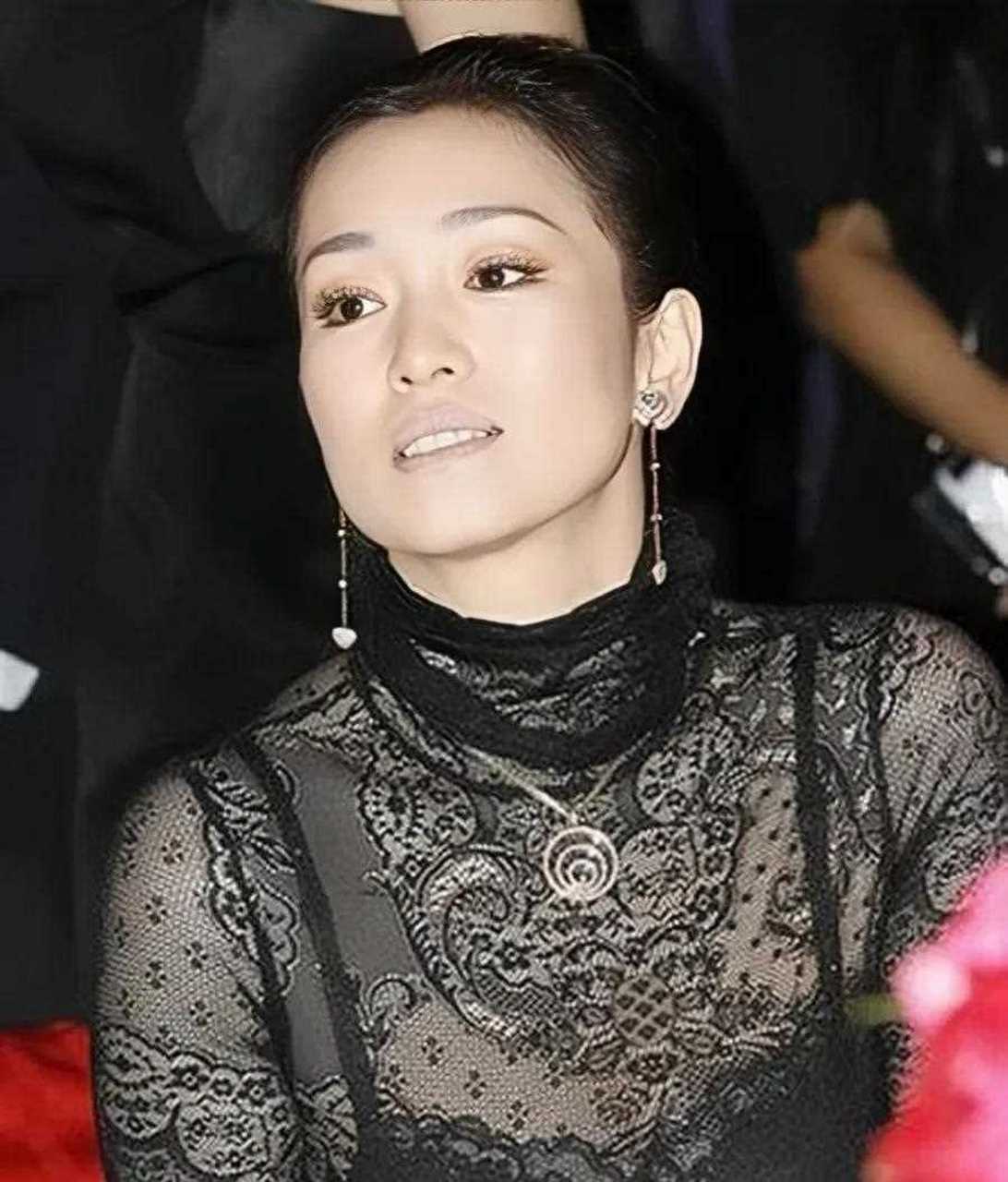 巩俐一身黑色蕾丝上衣,轻薄透气,浪漫中透露矜持,张扬的魅力镇压全场.