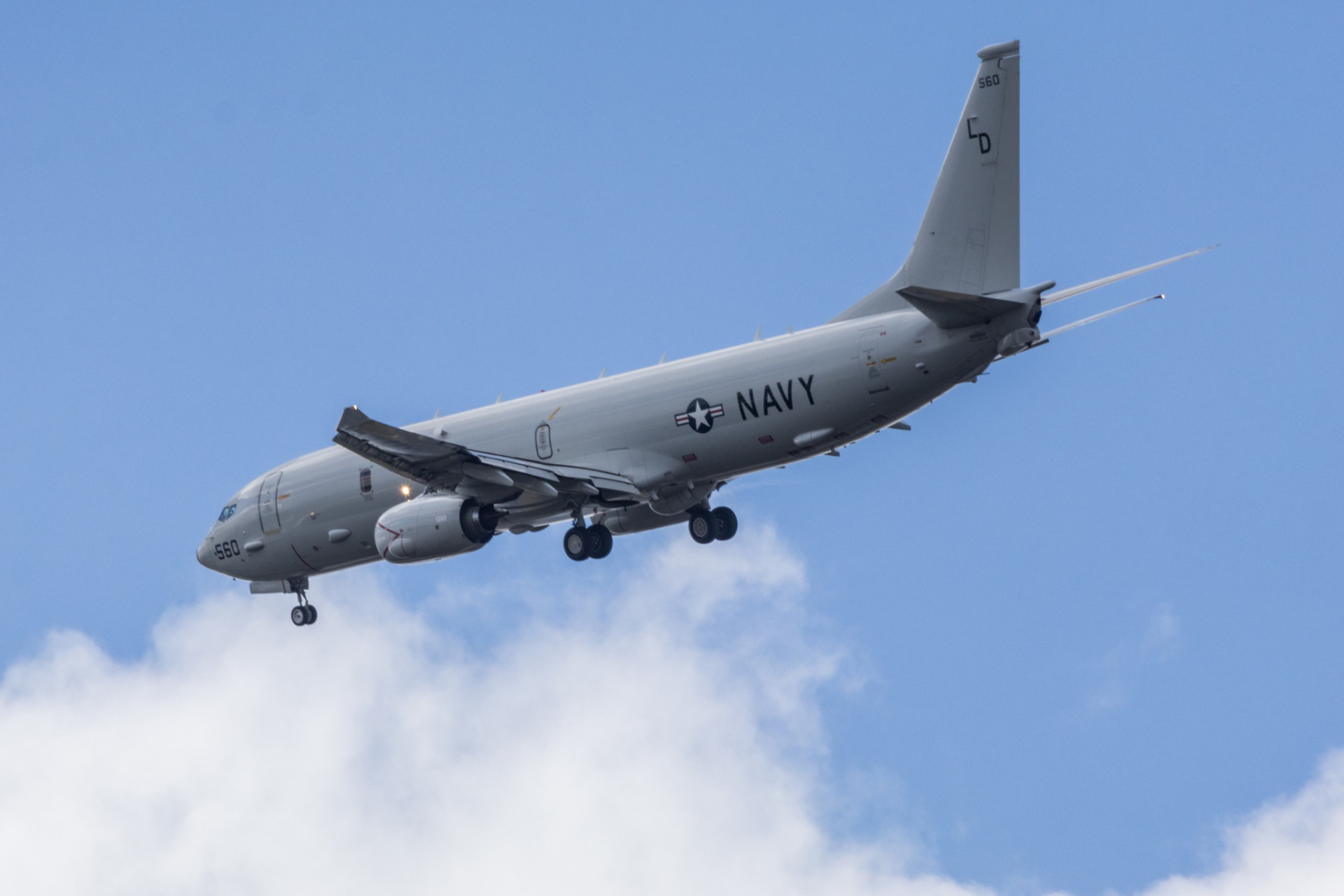 这是一架美国海军波音p-8a海神改进型737-8fv.