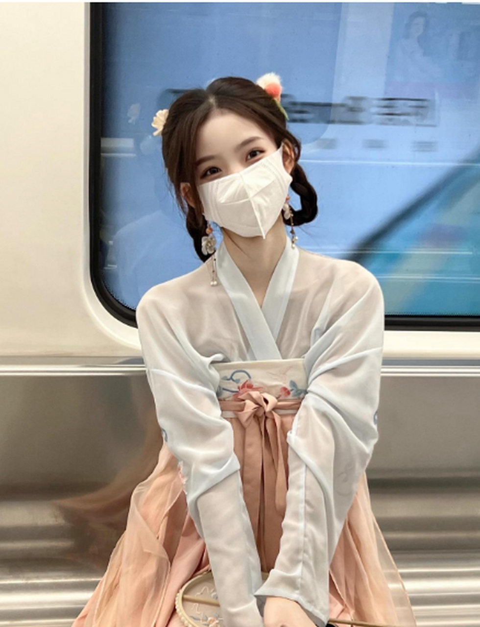 地铁上偶遇的汉服小姐姐被她这眼神吸引住了