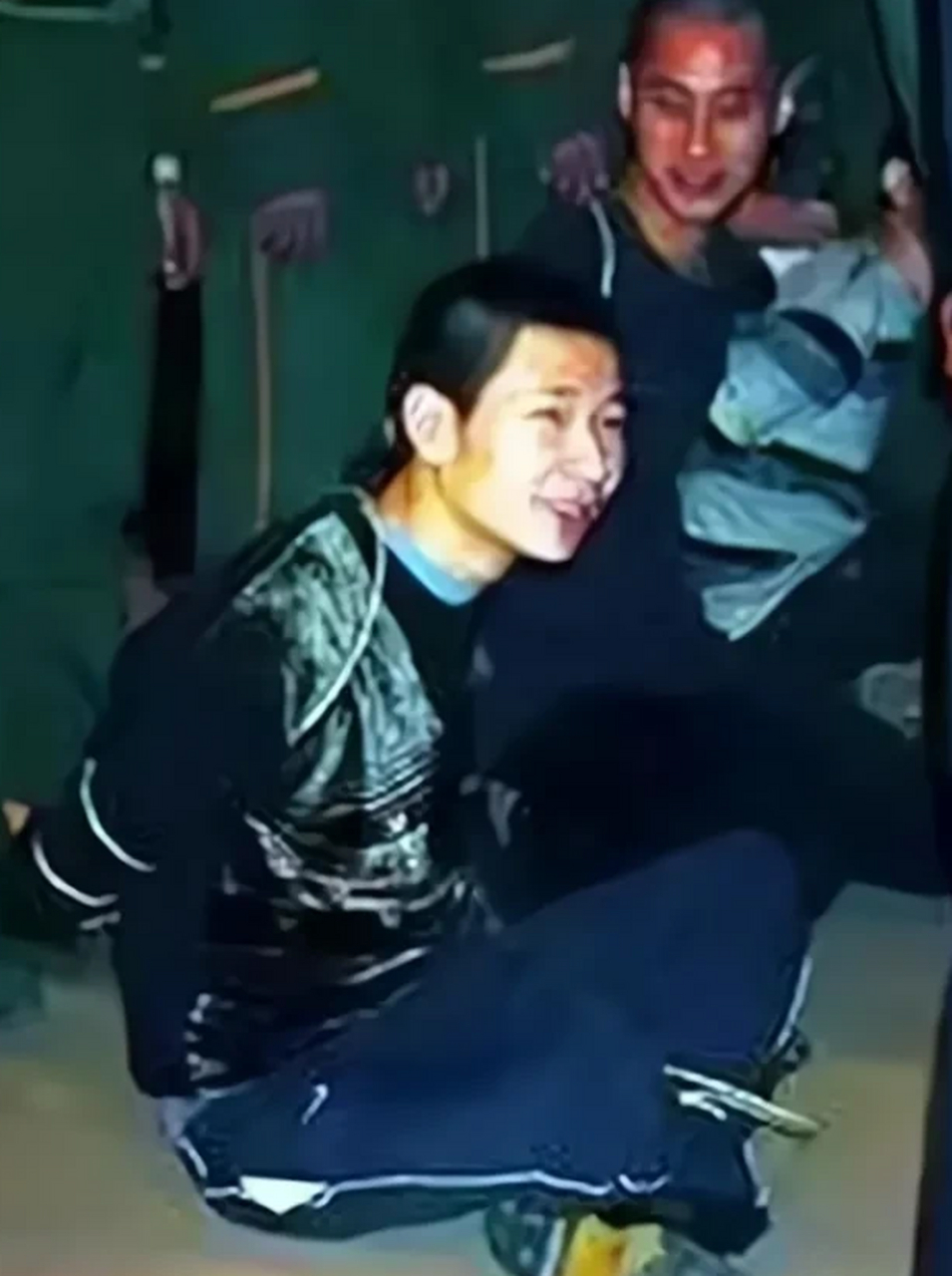 2004年,浙江温州某看守所,穿戴一新的陈勇锋盘腿坐在地上,脸上满是