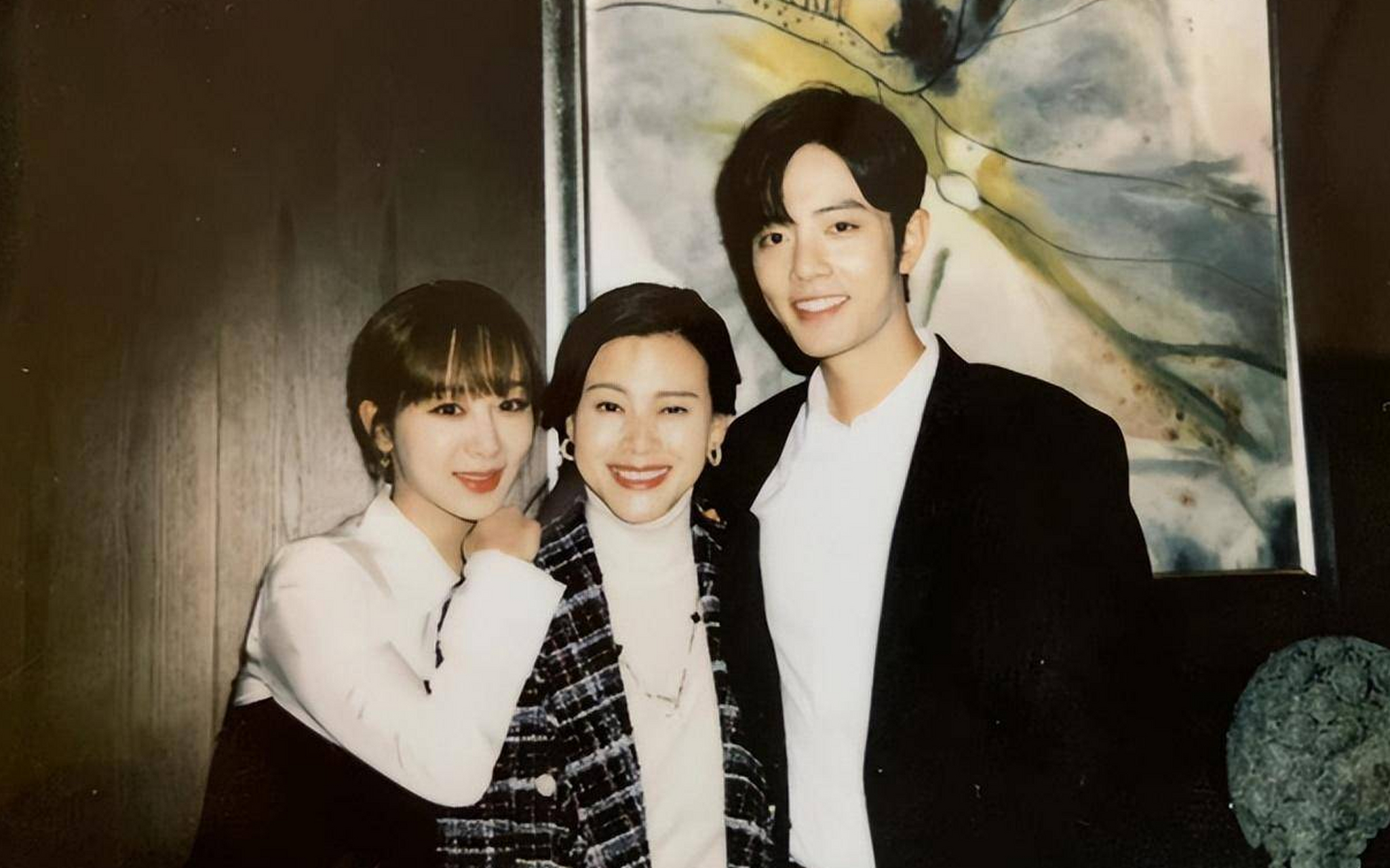 【肖战杨紫用同一辆车】近日,有网友曝光杨紫于19日抵达上海,抵达上海