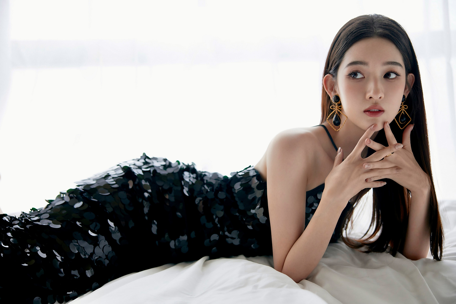 王玉雯身着一袭亮片露背礼服,展现出她的优雅风范.