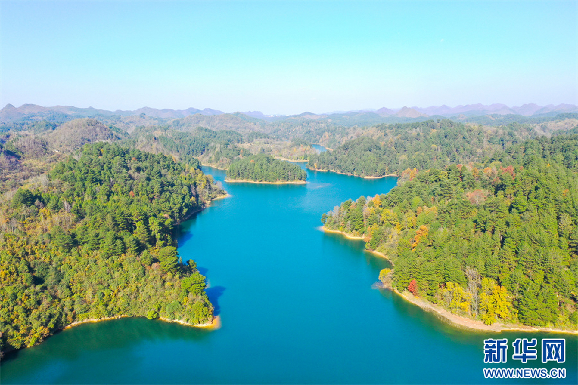 在贵州省黔南布依族苗族自治州长顺县杜鹃湖风景区,湖水,树木在冬日