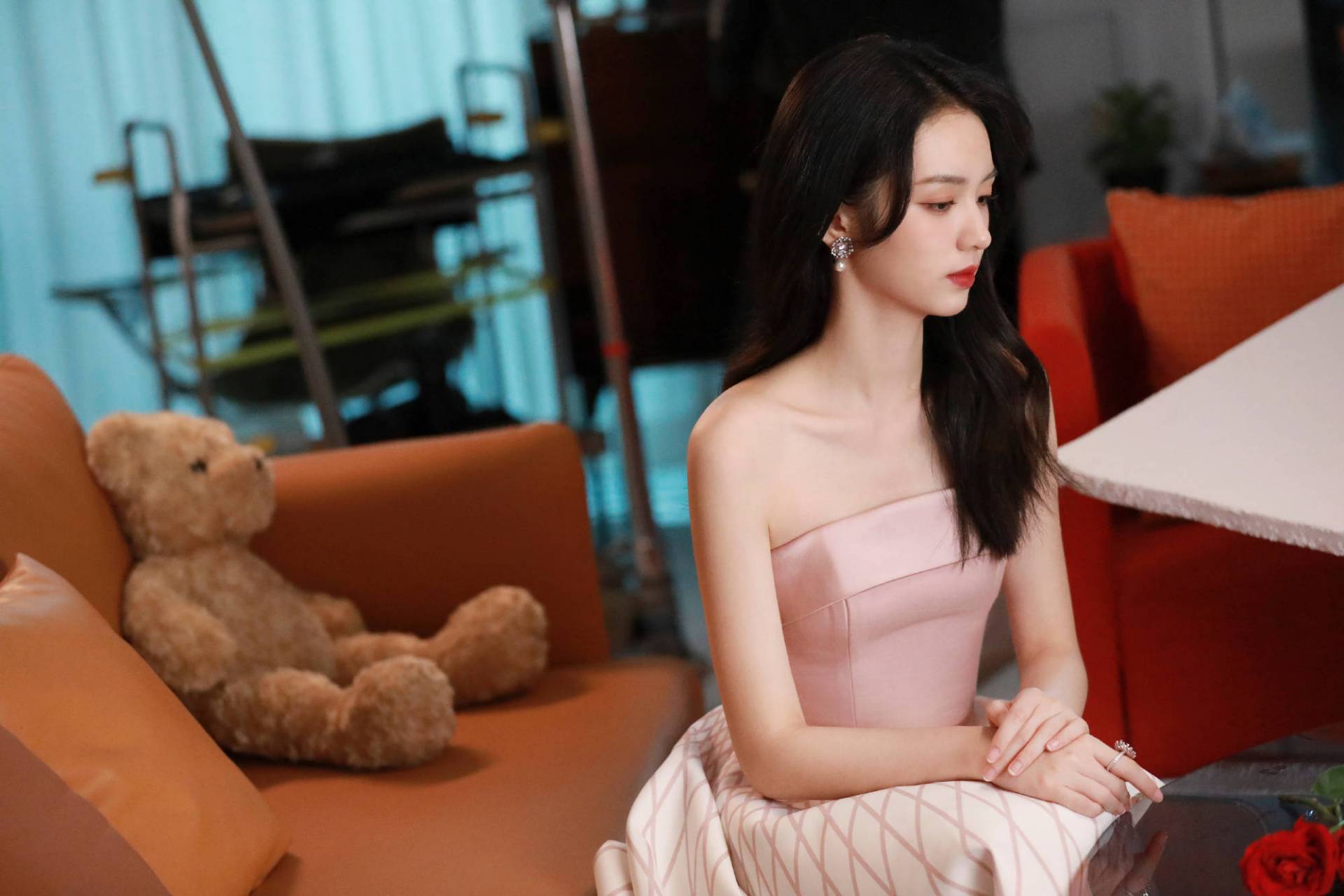 周也粉色抹胸裙写真,活力四射少女感十足!