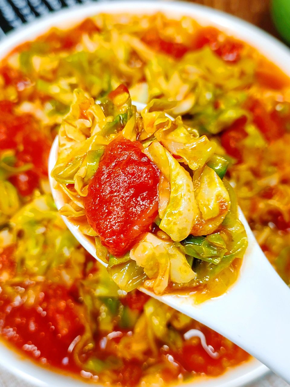 巨好吃的西红柿炒圆白菜,脆嫩爽口 好吃到舔盘的番茄炒圆白菜,做法超