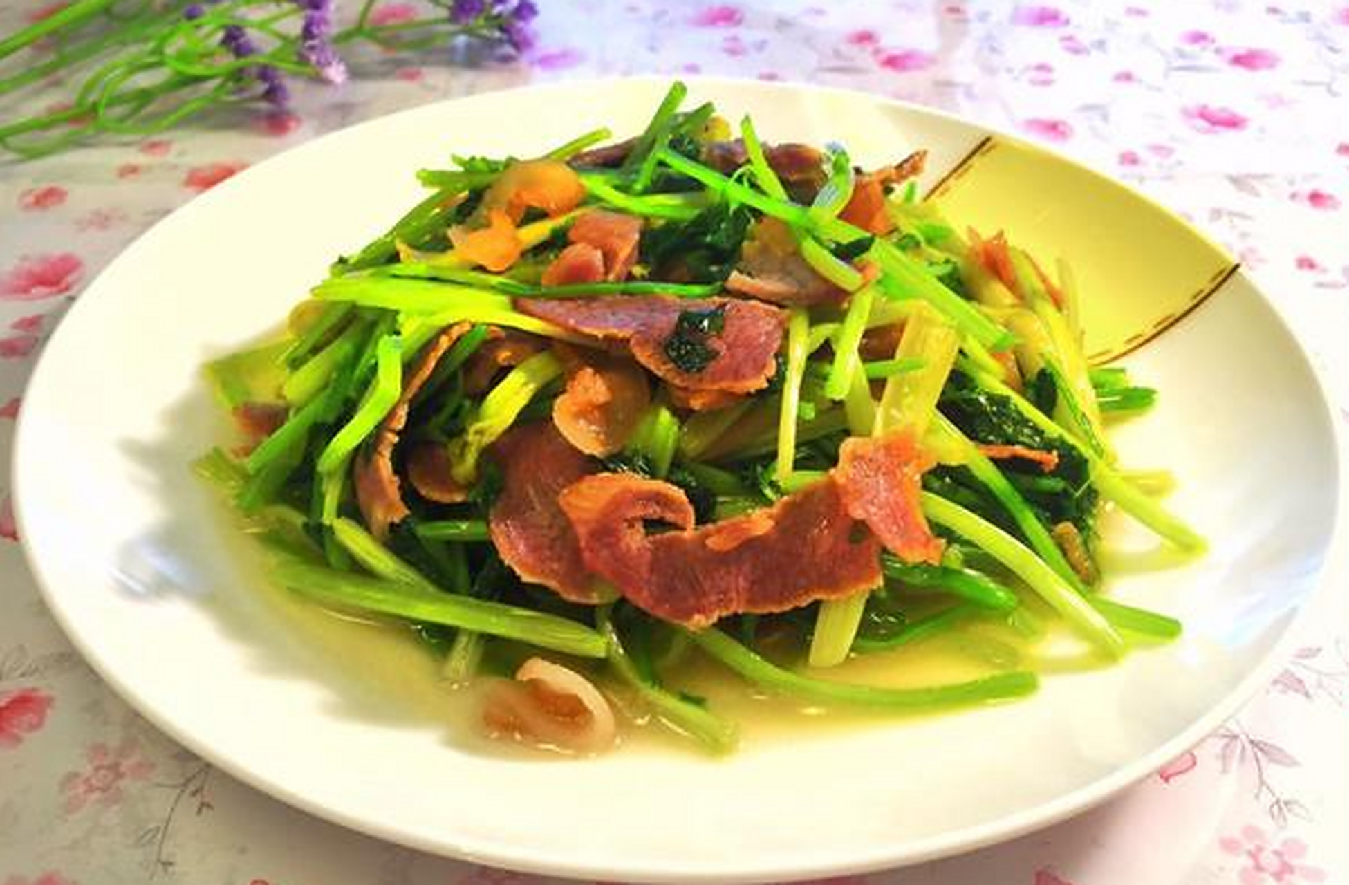 野芹菜炒腊肉#   做法步骤:  1,腊肉清洗干净,锅中加水将腊肉煮10