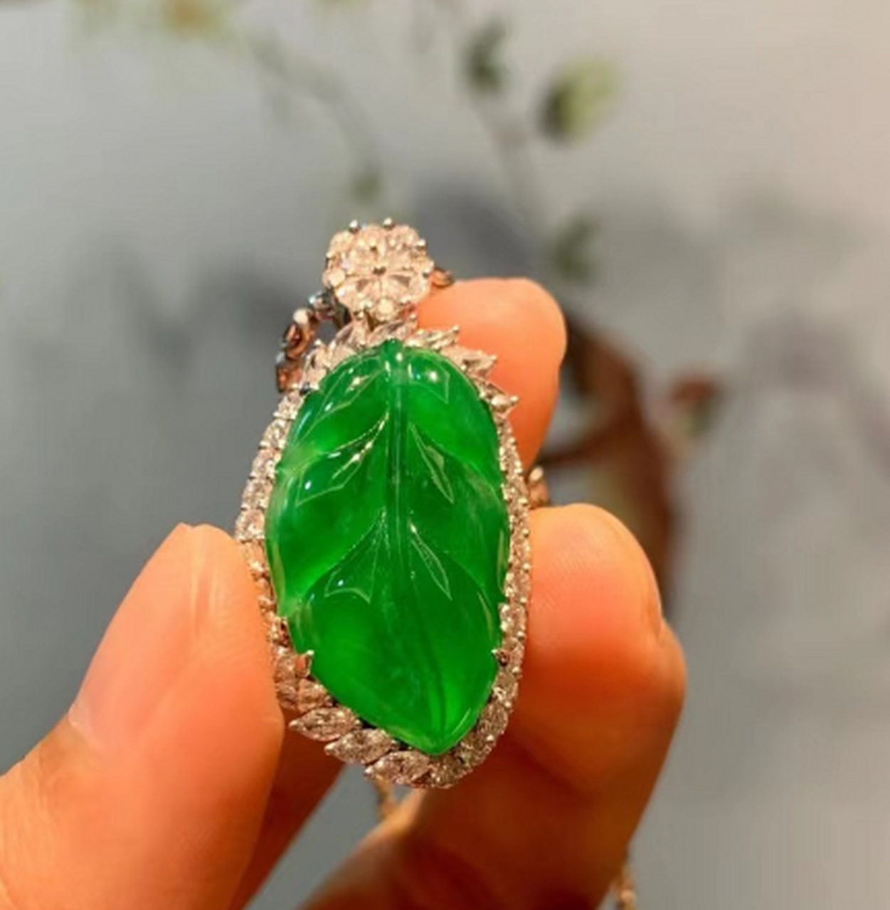 翡翠挂件# #点击头像看直播# 这款翡翠叶子如同初生的稚嫩鸟儿,饱满