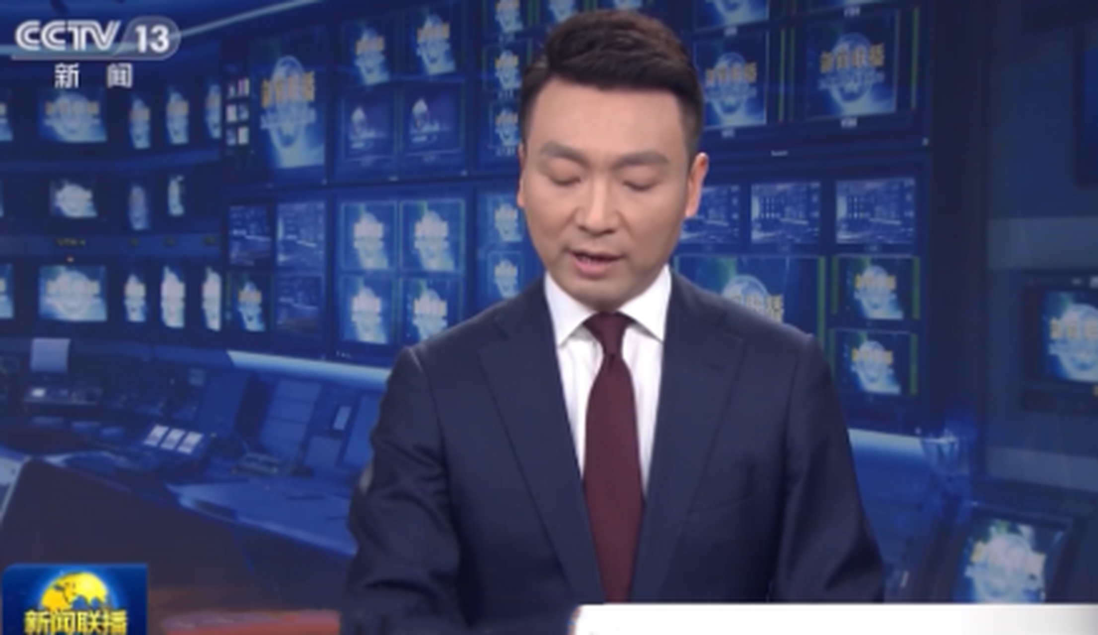 新闻联播播音员怎么看稿子(央视新闻联播播音员看稿播音吗?)
