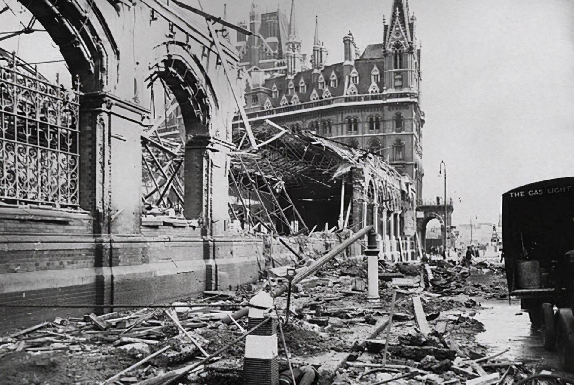 1941年,伦敦遭受大轰炸期间,令人心痛的一幕,刚刚经历一次空袭之后,无