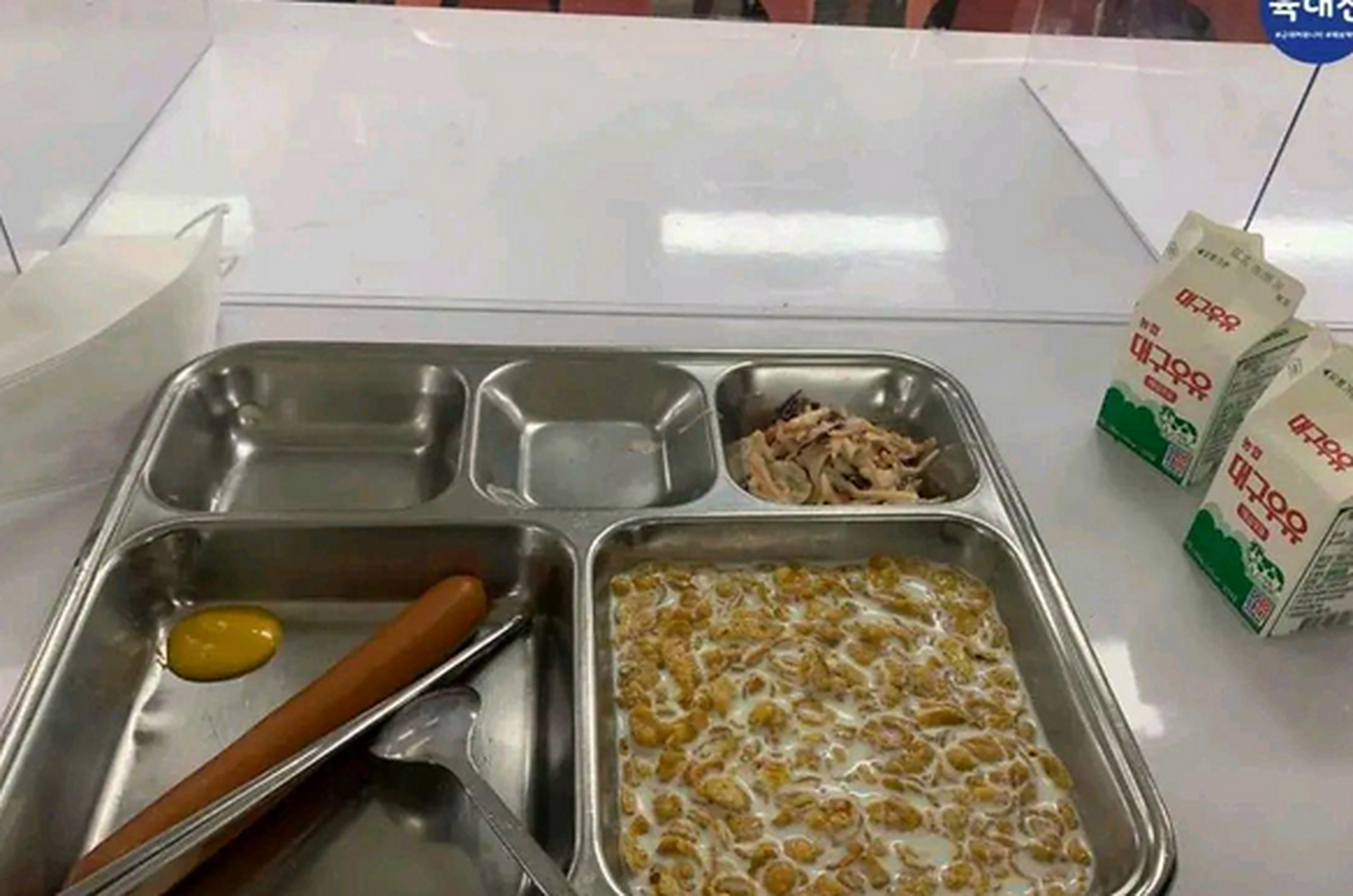 这是韩国军队士兵的伙食,需要提前说明的是,这些食物还是韩国军方提高