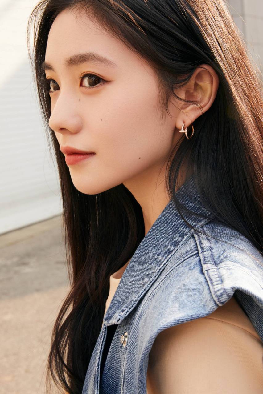 刘浩存晒牛仔马甲造型写真 长发飘逸清纯可人,美腿吸睛!#刘浩存