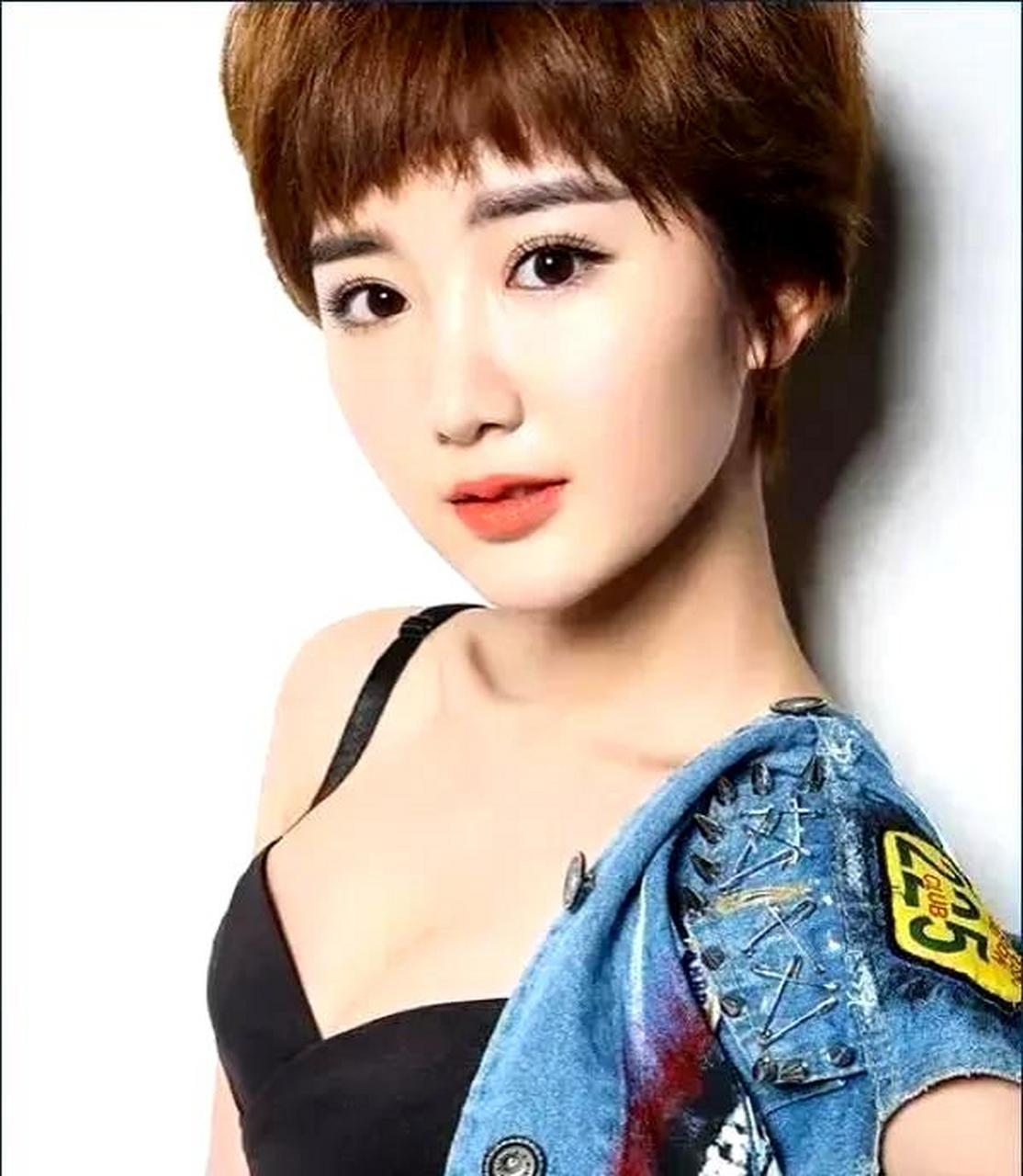 毛晓彤的短发造型真的很棒,让人惊喜地发现她还有这么女人味十足的一