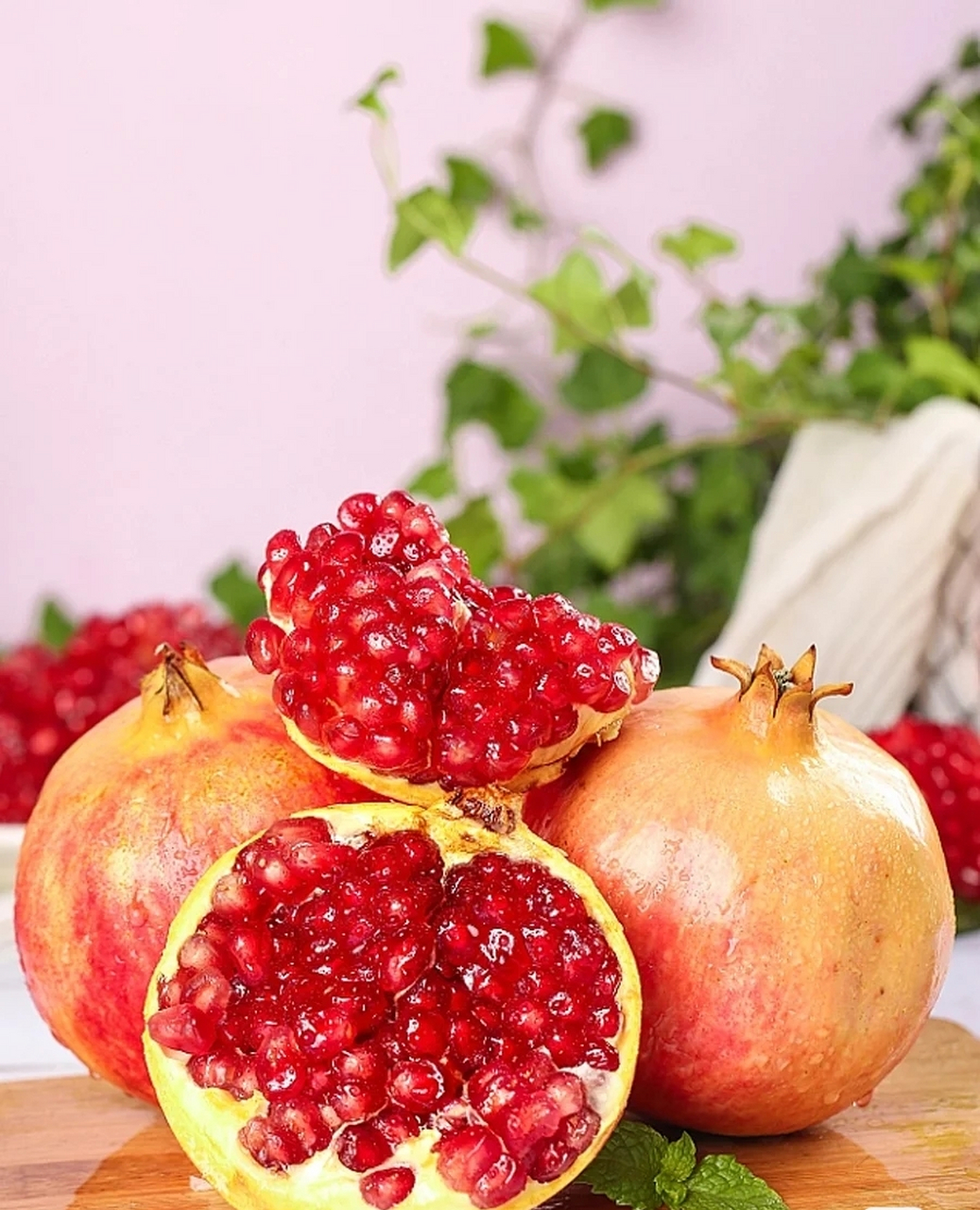 软籽石榴,又名"冰糖石榴",是石榴的一种,以其果仁柔软,甜度高且无籽的