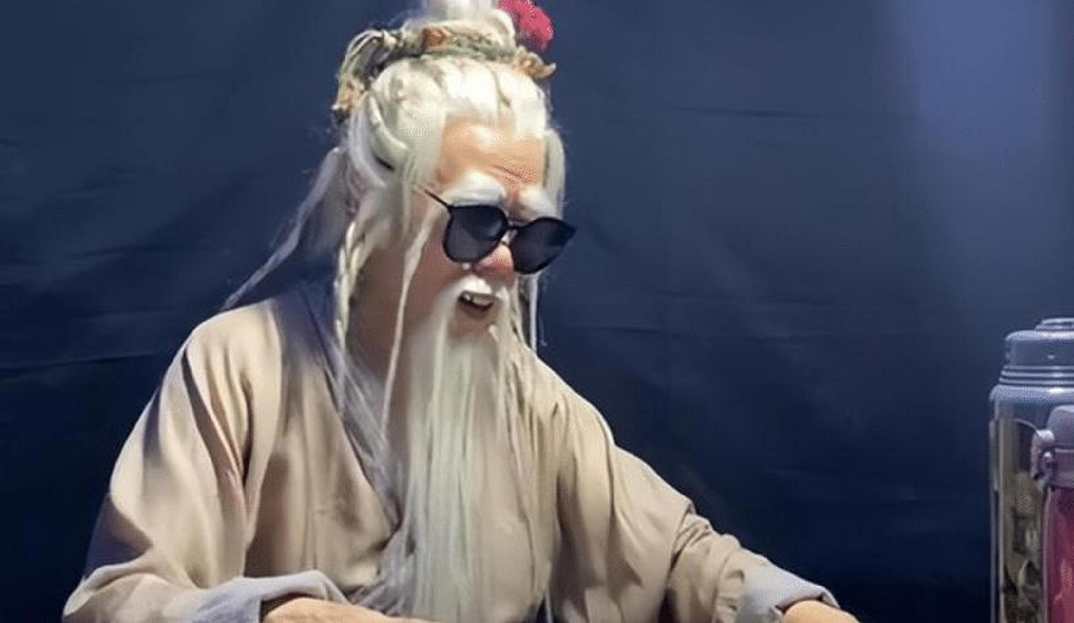 65岁潘长江近况曝光,化身葫芦娃爷爷玩dj,网友:抑郁症好了?