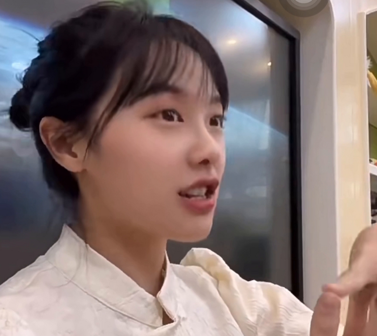 一下子就从小透明爆红成了大网红,几天赚的钱比人家一辈子赚的钱还要