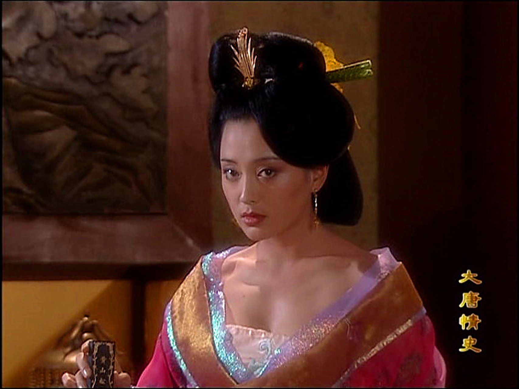 情史》,武媚娘的戏份她演的入木三分,靠着实力拿下唐国强的"荧屏初吻"