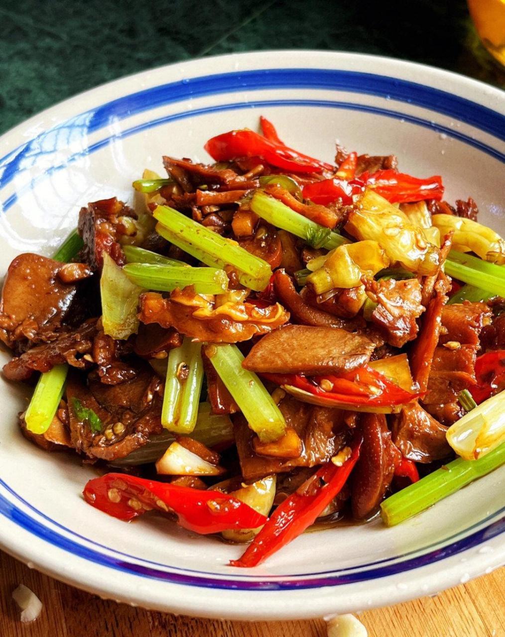 江西人的餐桌:爆炒口条751508所需食材:卤口条(猪舌),芹菜,小米