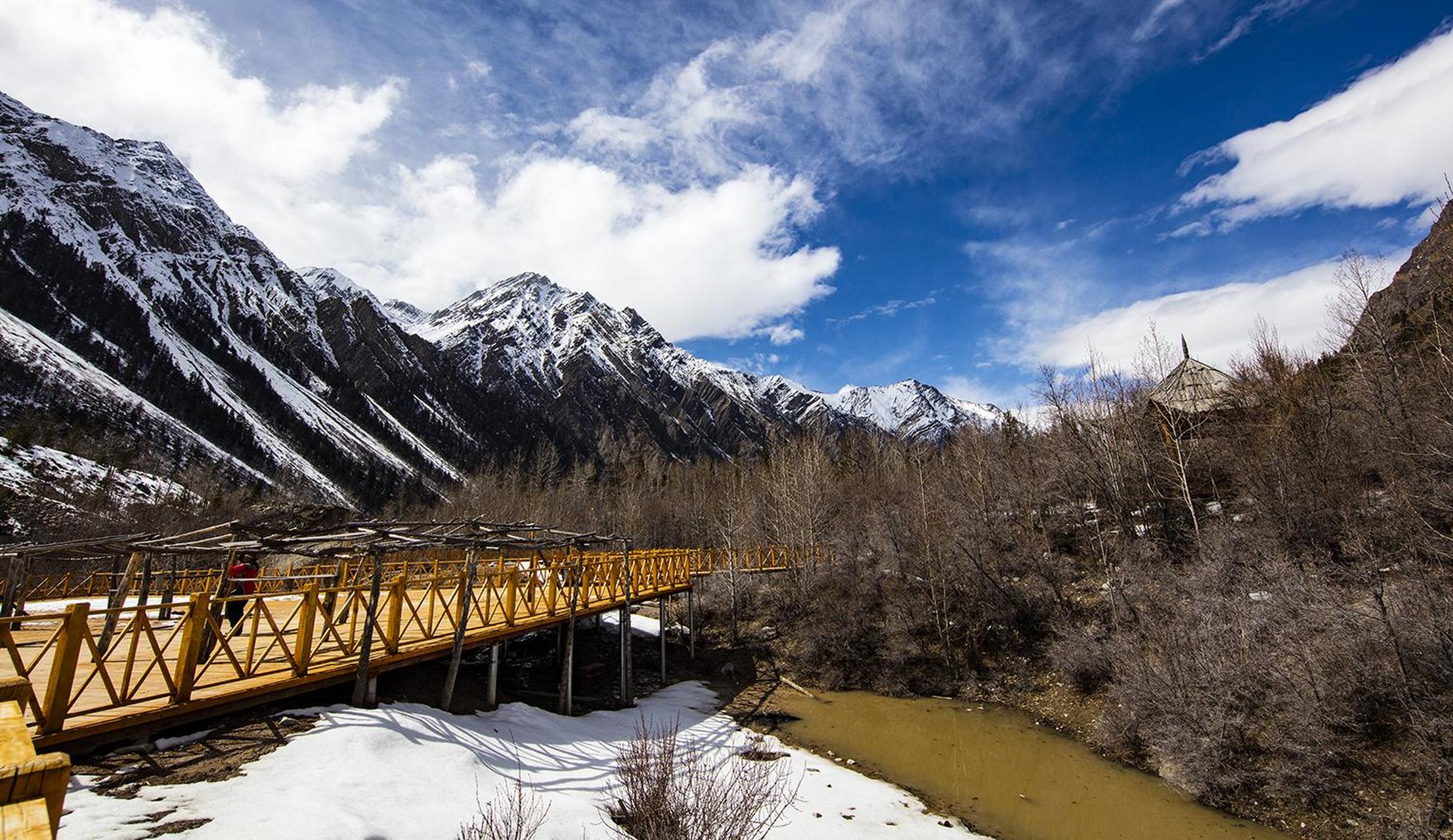 米堆冰川位于西藏林芝地区波密县东约100km处的玉普乡米堆村,湛蓝天空